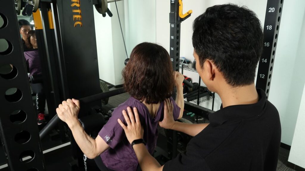 背中のトレーニング/ラットプルダウン